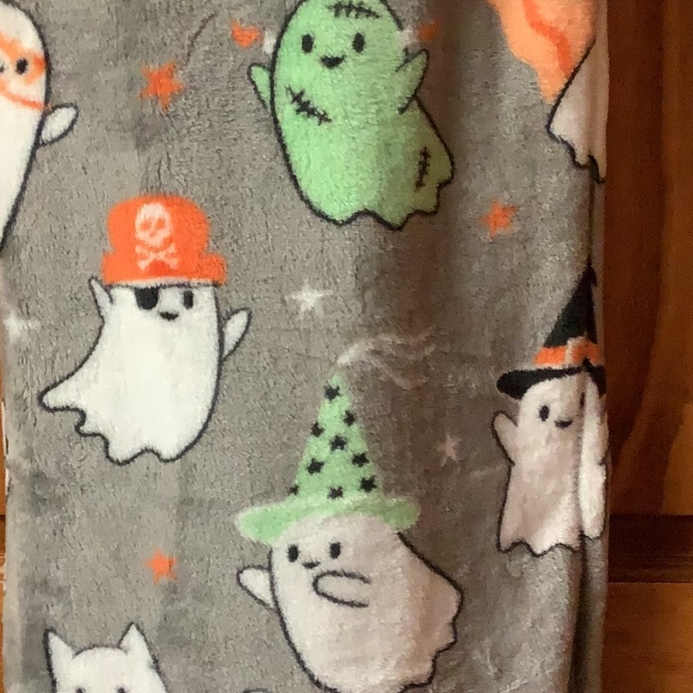 Super Cute Halloween Ghost Blanket 👻 - Picture 3 of 3